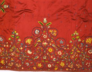 Detail van een belangrijke rok of onderrok van karmozijnrode zijde, naar verluidt geborduurd door Mary, Queen of Scots voor Queen Elizabeth I terwijl ze gevangen zat in Hardwick door English School