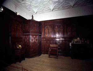 Detail van het eikenhouten lambrisering in de Ingelegde Kamer door English School