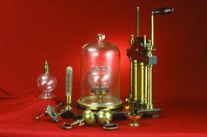 Dubbelpomp luchtpomp, geleverd met verschillende demonstratie-experimenten waaronder cavia en veer, Magdeburgse hemisferen, bel in vacuo en instortende blaas, ca. 1800