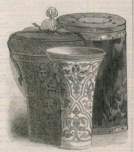 Drinkvaten: The Luck of Eden Hall, met leren koffer voor hetzelfde, en een houten peg tankard door English School