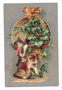 Edwardiaanse ansichtkaart van twee katten spelend met hulst, ca 1910 (kleurenlitho)