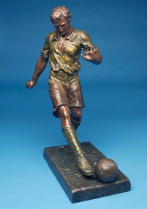 Figuur die een bal trapt