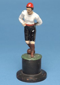 Voetballer met de bal aan zijn voeten
