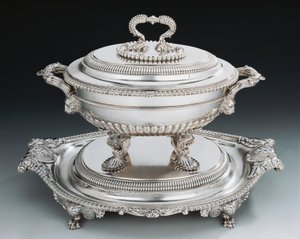 Zilveren terrine in George III-stijl met dienblad door English School