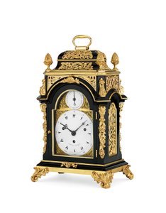 George III ormolu-gemonteerde eboniseerde slag- en muzikale acht-daagse tafelklok van kleine omvang, c.1765 door English School