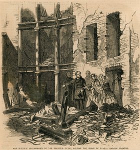 Hare Majesteit, vergezeld door de Prinses Royal, bezoekt de ruïnes van Covent Garden Theatre, Londen door English School