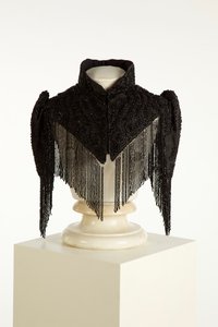 Hooggesloten zwarte pelerine of cape, ca. 1890-1900 door English School