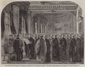 Inhuldiging van de Hertog van Devonshire als Kanselier van de Universiteit van Cambridge, de openbare redenaar leest het adres voor aan Zijne Genade (gravure)