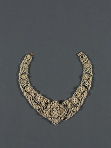 Ketting door English School