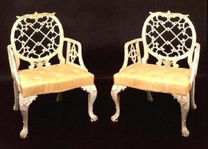 Paar beschilderde en gesneden armstoelen, George III, eind 18e eeuw