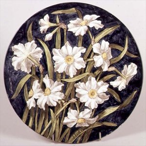 Bord beschilderd door Edith Cowper voor Howell & James, met narcissen tentoongesteld op de Parijse Tentoonstelling