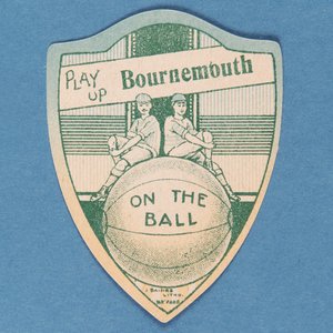 Speel Op Bournemouth, Baines kaart in de vorm van een schild en twee voetballers zittend op een grote voetbal, 1888-89
