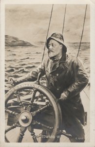 Portret van koning Edward VII aan het roer van HMS Britannia