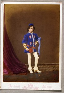 Ansichtkaart met jongen in middeleeuws kostuum door English School