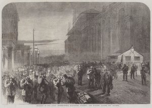 Voortgang van het Grote Internationale Tentoonstellingsgebouw, de arbeiders verlaten het terrein (gravure) door English School