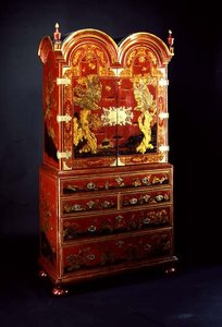Queen Anne kabinet op kist door English School
