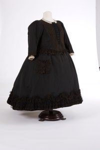 Jurk van Koningin Victoria, 1890s (zijde & net) door English School