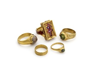 Ringen uit de Thame-schat gevonden in de rivier de Thame, einddatum 1457 (goud en edelstenen)