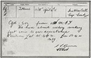 SOS-bericht ontvangen door de Russische stoomboot, Birma, ongeveer vijf minuten nadat de Titanic op 15 april 1912 een ijsberg raakte, uit "The Sphere", 04 mei 1912 door English School