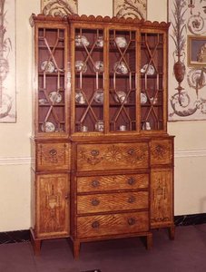Secretaire boekenkast met ingelegd en beschilderd decor, 1790 (satijnhout) door English School