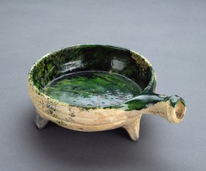 Steelpan met groene glazuur en holle steel