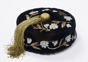 Rookmuts, c.1880 (geborduurd fluweel gevoerd met machinaal doorgestikte zijde) door English School