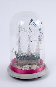 Gesponnen glazen schip onder een glazen koepel, ca. 1820