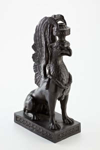 Staffordshire Wedgwood basaltware kandelaar in de vorm van een griffioen, ca. 1771-80