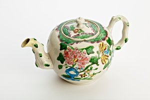 Staffordshire theepot versierd met chrysanten, 1760 door English School