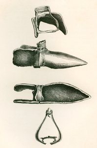 Stijgbeugels en Sollerets, uit The British Army: Its Origins, Progress and Equipment, gepubliceerd 1868.