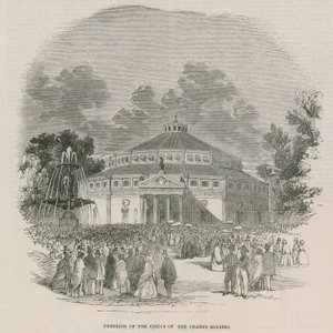 De Franse Nationale Loterij - buitenkant van het Circus van de Champs Elysees, Parijs, Frankrijk door English School