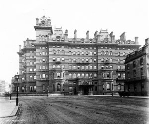 Het Langham Hotel vanaf Portland Place, 1896 door English School