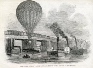 De Nassau-ballon passeert Battersea Bridge