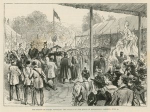 De Prins van Wales onthult het standbeeld van de koningin in Kensington Gardens door English School