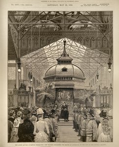 De Koningin op de Liverpool Tentoonstelling: Hare Majesteit Riddert de Burgemeester van Liverpool op het Podium in de Centrale Galerij, uit The Illustrated London News, 22 mei 1886 door English School