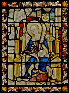 Het oostelijke raam met St. Faith die haar embleem de zaag draagt