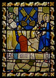 Het oostelijke raam met St. Johannes, St. Petrus bij de Poort, schild met een symbool van St. Petrus door English School
