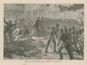De menigte trekt de hekken neer in Hyde Park