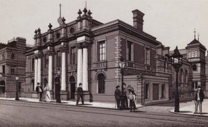 Stadhuis, Cardiff door English School