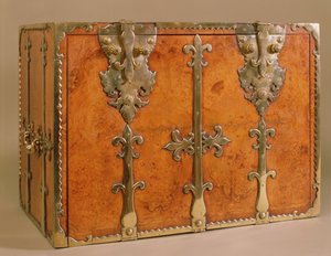 Reissecretaire met vergulde bronzen monturen, c.1700 (walnoot) door English School