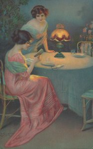 Twee vrouwen zitten aan een tafel