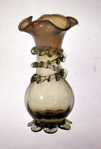 Vaas met aangebrachte en geknepen decoratie, late 19e eeuw (vaselineglas)