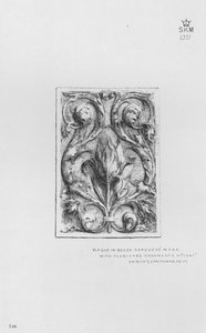 Victoria en Albert Museum: Plaquette in messing repoussé werk, met Gebloemde Ornamenten door English School