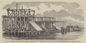 Victoria Bridge, steigerwerk ter voorbereiding van de voltooiing van de stenen pijlers en het begin van de spoorbuis (gravure) door English School