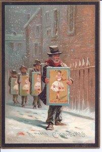 Victoriaanse kerstkaart van vier mannen die in de sneeuw lopen met borden die reclame maken voor een pantomime, ca. 1880 door English School