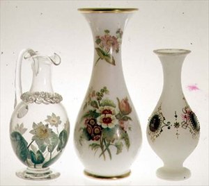 Waterkan, versierd met waterlelies in keramische verf omhuld met kristal, door Henry G. Richardson, midden 19e eeuw; twee opaalglazen vazen door Henry G. Richardson, eind 19e eeuw; opaalglazen vaas met emaille schildering, eind 19e eeuw