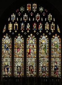 Raam Ew met Somerset glas van ca. 1450 in het oostraam met tien fijne figuren van heiligen door English School