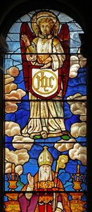 Raam N2 met een engel die het monogram van Christus draagt
