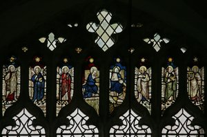 Raam N5 met tracery-lichten met een reeks heiligen waaronder Filippus, Bartholomeus, Matthias, Simon, Judas en Thomas met de Kroning van de Maagd in het midden door English School
