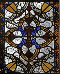 Raam n4 met grisaille & St. Petrus embleem
